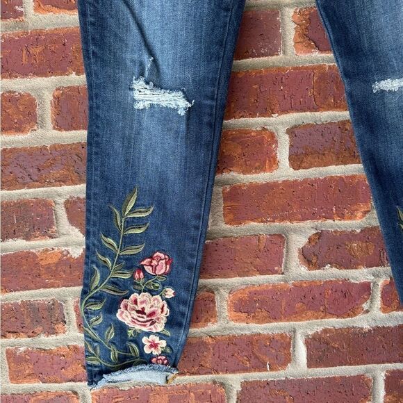 Driftwood embroidered distressed jeans 30” - Picture 2 of 10